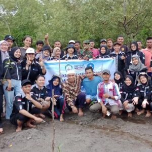 Mahasiswa PMM 2 dan Unkhar Ternate Gelar Tanam 1000 Mangrove di Sidangoli