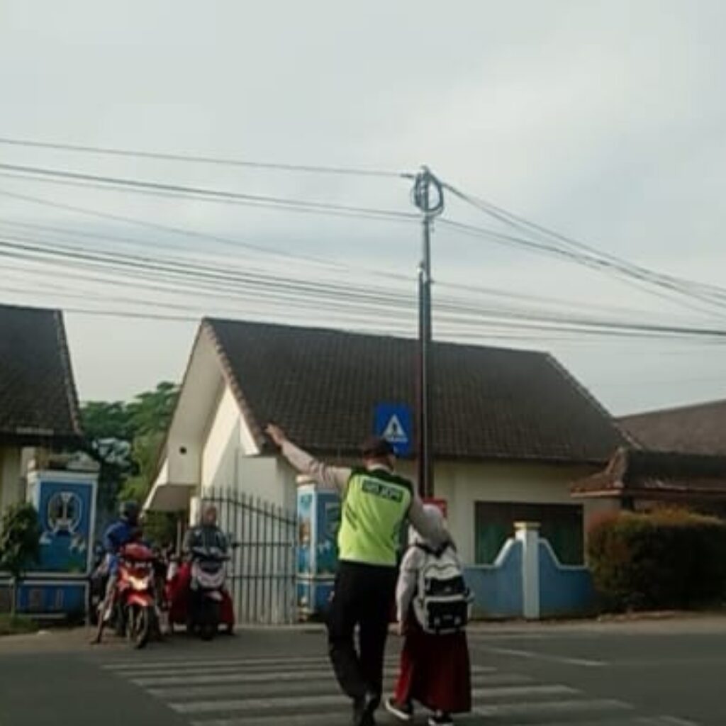 Antisipasi Lakalantas Pagi Hari, Polsek Pujon Lakukan Kamseltibcar Lantas