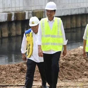 Presiden Jokowi Tinjau Proyek Sodetan di Kali Ciliwung