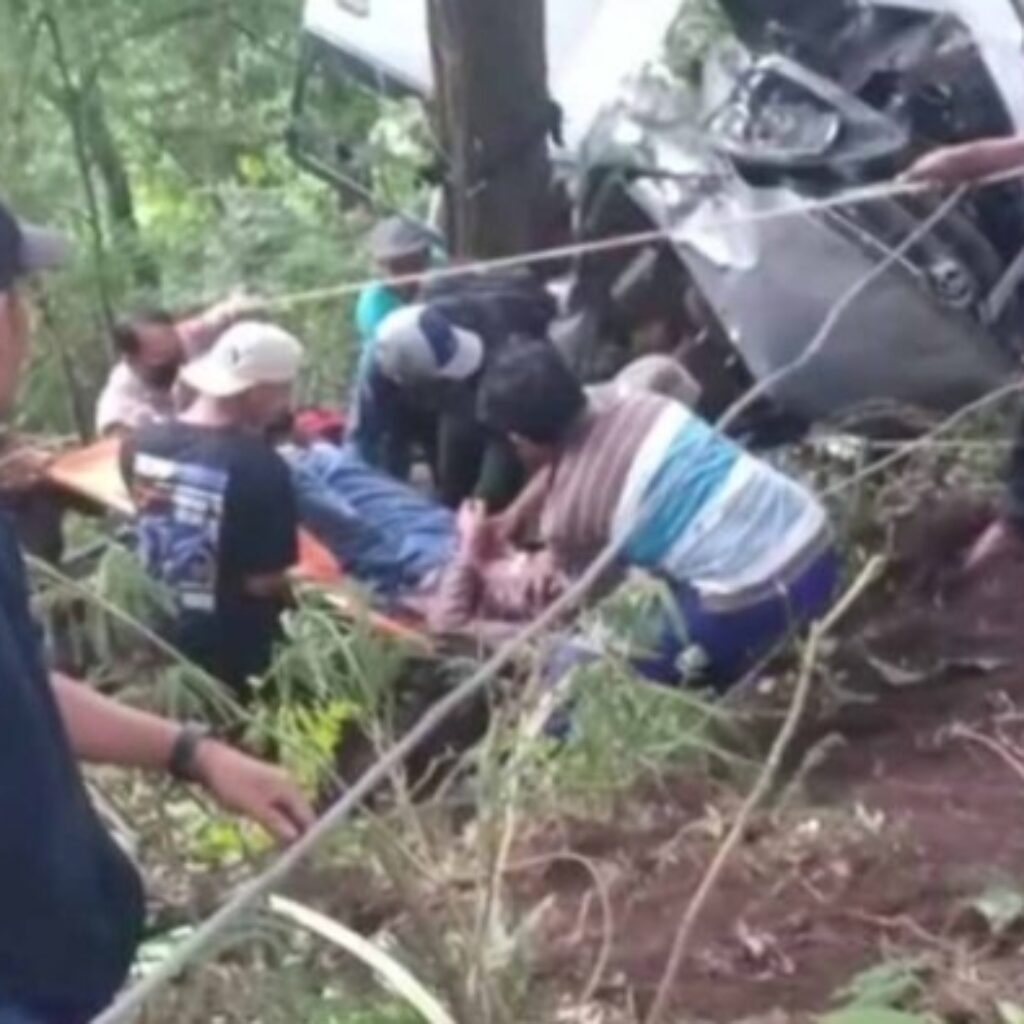 Akibat Rem Blong, Toyota Avanza Silver  Alami Kecelakaan di Penanjakan Cangar-Pacet