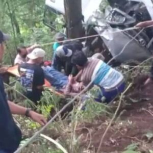 Akibat Rem Blong, Toyota Avanza Silver  Alami Kecelakaan di Penanjakan Cangar-Pacet