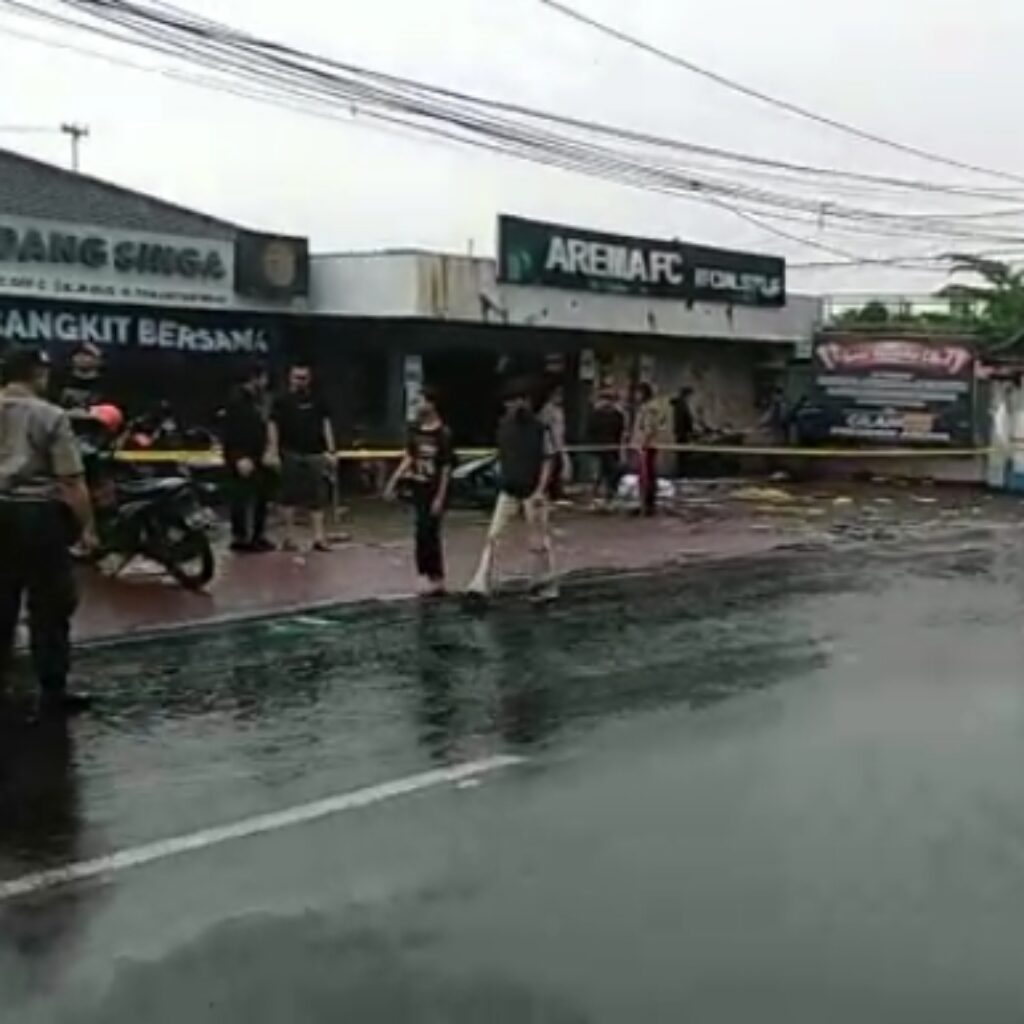 Aksi unjukrasa massa Arek Malang di depan Kantor Arema FC di Jalan Mayjend Panjaitan No 42.
