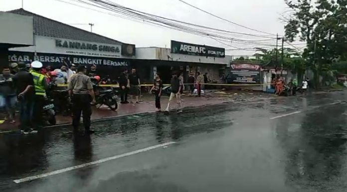 Aksi unjukrasa massa Arek Malang di depan Kantor Arema FC di Jalan Mayjend Panjaitan No 42.