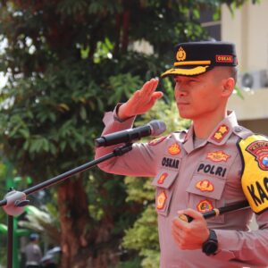 Apel Jam Pimpinan, Kapolres Batu Berikan Penghargaan Kepada Anggota Berprestasi