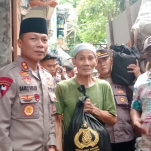 Polda Metro Bagikan 7.500 Paket Bansos dari Kapolri ke 10 Titik