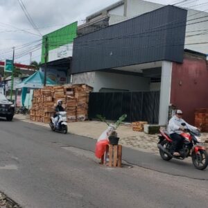 Jalan Penghubung Karangploso – Batu Rusak Parah, Warga Tambal Sendiri