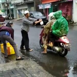 ASPEK Bagikan Ribuan Takjil Gratis Olahan Daging Kelinci dan Promosikan Kota Batu