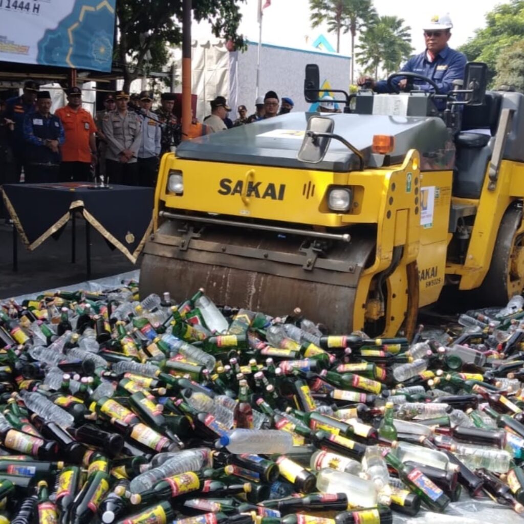 Polres Batu Musnahkan 2.383 Botol Miras dan 13,13 Gram Narkoba
