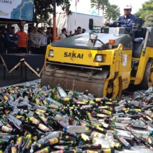 Polres Batu Musnahkan 2.383 Botol Miras dan 13,13 Gram Narkoba