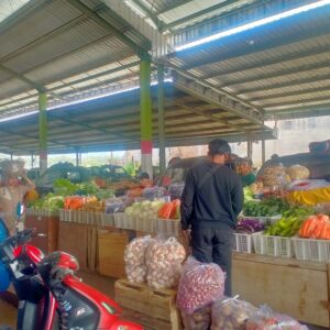 Harga Brambang dan Tomat di Pasar Karangploso Alami Kenaikan