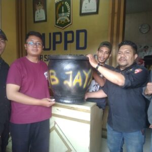 GRIB Jaya Malang Raya Salurkan Bantuan Bak Sampah Ke Pasar Sayur Karangploso