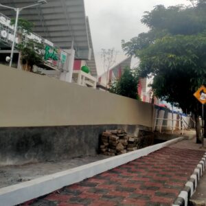 Demi Kenyamanan Pejalan Kaki dan Hadirkan Kesan Artistik, Dinas PUPR Kota Batu Lakukan Perawatan Trotoar Depan Pasar Induk Batu