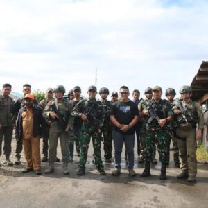 Sinergitas Jaga NKRI, Dansatgas Mobile Yonif MR 411 Kostrad Antarkan Kapolres Nduga Pindah Tugas