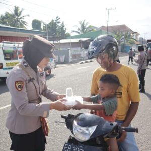 Semakin Presisi, Polres Alor Bagikan Nasi Kotak Ke Pengguna Jalan