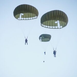 Pangdivif 2 Kostrad Tinjau Latihan Penerjunan Yonif Para Raider 502 Kostrad Dalam Rangka Latgab TNI TA. 2023