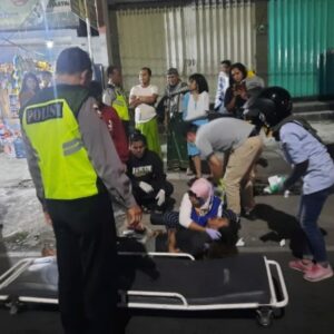 Sigap, Polisi Evakuasi Korban Laka Lantas Di Dau Malang