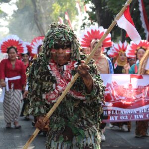 Meriahkan HUT RI Ke-78, Yonbekang 2 Kostrad Gelar Karnaval Untuk Hibur Warga Sekitar Asrama