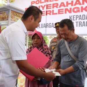 Polres Malang dan Bhayangkari Salurkan Bantuan Modal dan Sarana Pengembangan UMKM kepada Keluarga Korban Tragedi Kanjuruhan