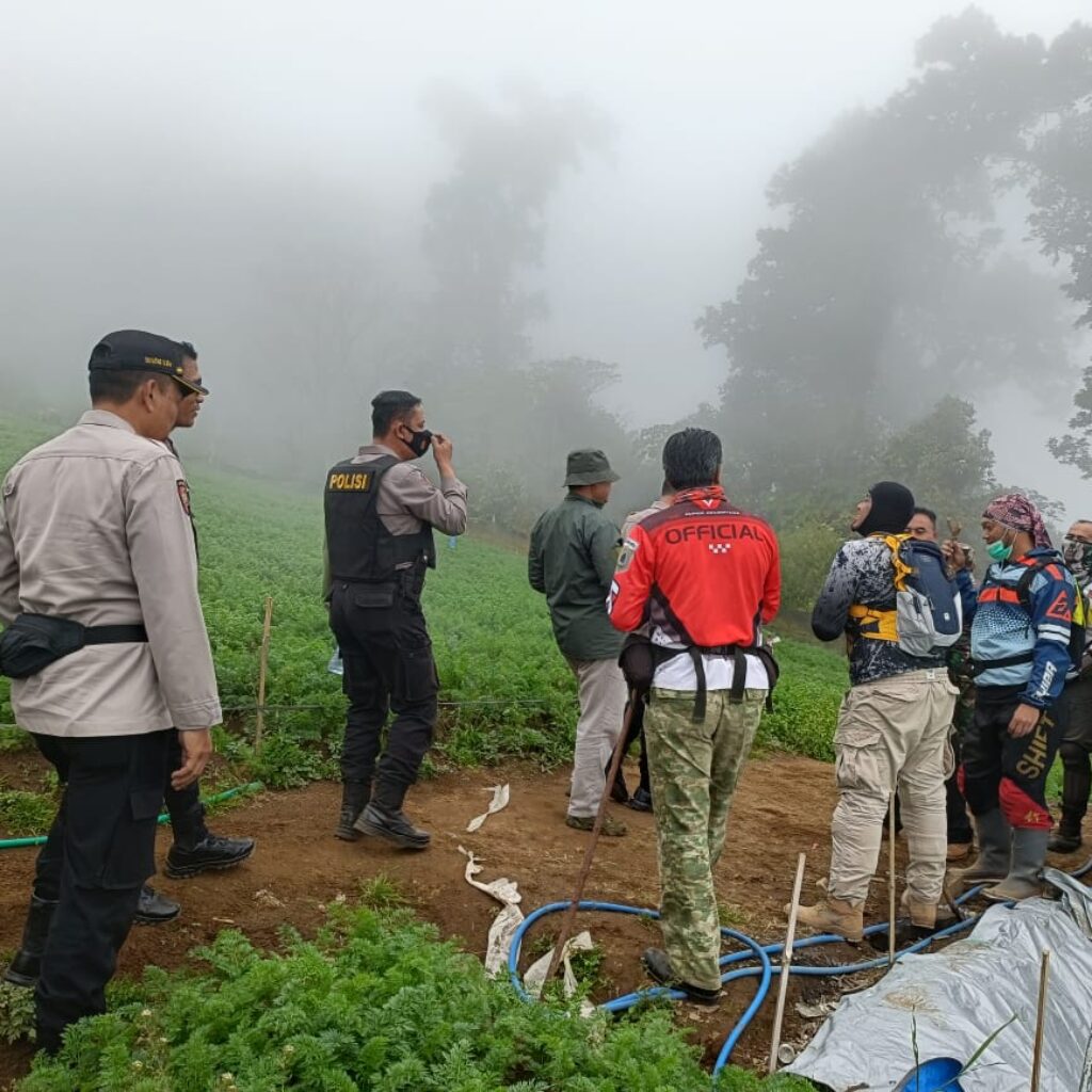Personel Polres Batu Turut Lakukan Pemantauan Kebakaran di Lereng Arjuno