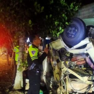 Truk Angkut 30 Wisatawan Tabrak Rumah Warga, 2 Orang Tewas