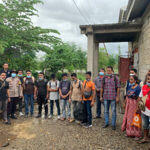 Tim Gabungan TNI-Polri Dan Imigrasi Atambua Amankan 8 WNA Asal Bangladesh Di Desa Takirin