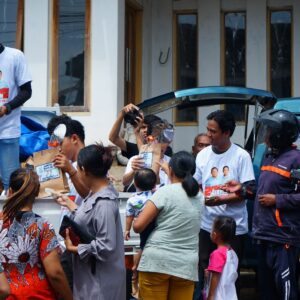 Unik, Jumat Berkah GenYZ Prabowo Gibran Beri Bingkisan Alat Dapur dengan Harga Murah