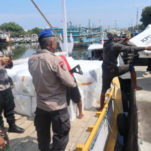 Gunakan Kapal Patroli, Tim Gabungan Probolinggo Kota Kawal Distribusi Logistik Pemilu 2024 ke Pulau Gili Ketapang
