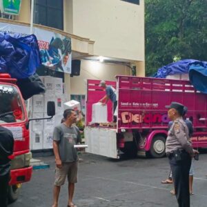Jamin Keamanan Polresta Malang Kota Kawal Pengiriman Kotak Suara Hingga ke PPS