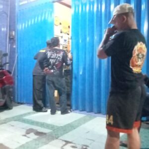 Geram Tetap Beroperasi di Bulan Ramadhan, Toko Miras di Muharto Digruduk Warga