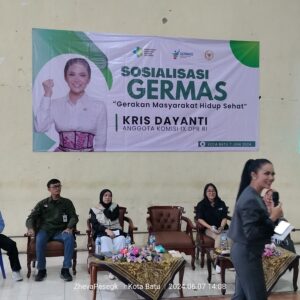 Masyarakat bersama Kementrian Kesehatan RI, Legislator(Kris Dayanti Komitmen melakukan gerakan masyarakat hidup sehat