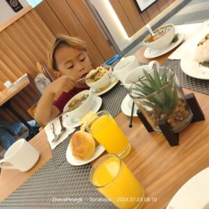 Fasilitas Canggih & Ramah Keluarga Hotel ASTON Inn Jemursari menjadi pilihan staycation Bersama Keluarga.