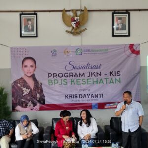 Krisdayanti Sosialisasikan program JKN-KIS bersama Warga desa Sidomulyo