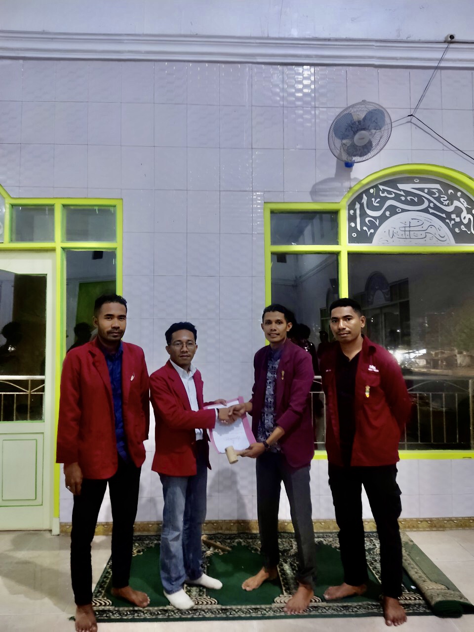 Foto : Penyerahan berkas penetapan PANLIH MUSYDA DPD IMM NTT KE XV kepada Ketua Umum Terpilih DPD IMM NTT periode 2024-2026