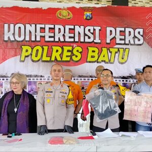 Diduga memanfaatkan Kasus pelecehan ponpes, 2 oknum di Ringkus Polres batu di Salah satu cafe