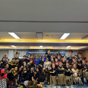 General Staff Meeting Aston Inn Jemursari gunakan pakaian daerah Dengan Tema “Indonesian Cross Culture”