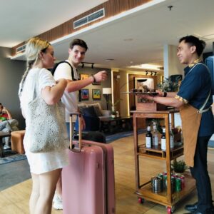 Aston Inn Jemursari Hadirkan Pass Around Trolley & Minuman Hangat untuk Tamu Spesial