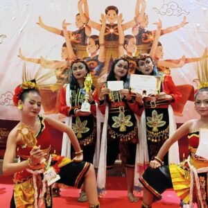 Lomba Tari Tradisional & Kreasi Nusantara di Surabaya Gema Cilik Nusantara Berhasil juara 2