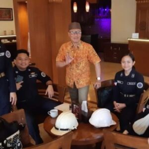 Penghargaan outstanding service Excellence AL Filipina kepada Quds Hotel 