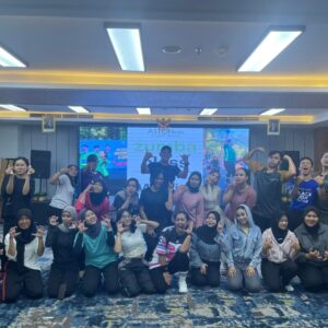 Zin Meyrina Ajak Karyawan Aston inn jemursari hidup sehat Dengan senam Zumba 