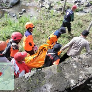 Berkat Kerja Keras Polres Batu dan Tim Gabungan, Korban lakalantas yang hanyut di sungai, berhasil ditemukan