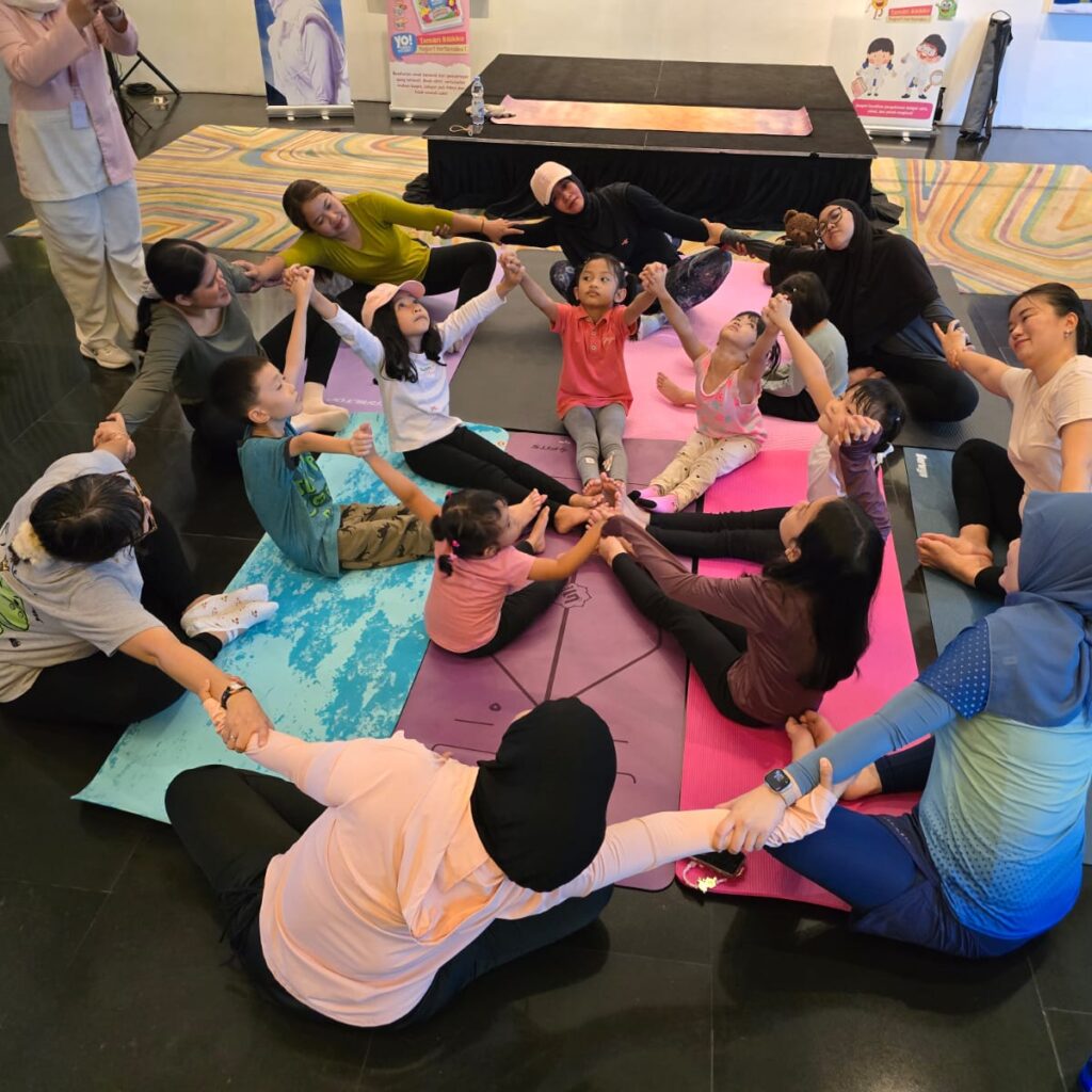 Mom and Kids Joyful Yoga: Rayakan Kebersamaan Ibu – Anak Lewat Gerakan dan Warna di Artotel TS Suites Surabaya