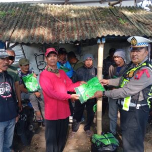 Satlantas Polres Batu Bagikan Rompi Supeltas Jelang Nataru 2026, Perkuat Sinergi Pengaturan Lalu Lintas