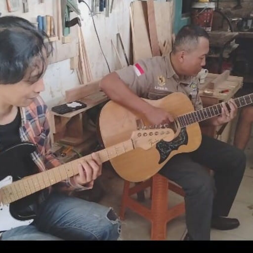 Indra Sosok Pengamen Jalanan Putra Daerah Kota Batu Pembuat Gitar Akustik, Harapkan Bantuan Pemerintah
