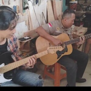 Indra Sosok Pengamen Jalanan Putra Daerah Kota Batu Pembuat Gitar Akustik, Harapkan Bantuan Pemerintah