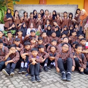 Siswa SDN Girimoyo 1 Karangploso Ikuti Workshop Batik di Jelang Julang #5 MCC Malang