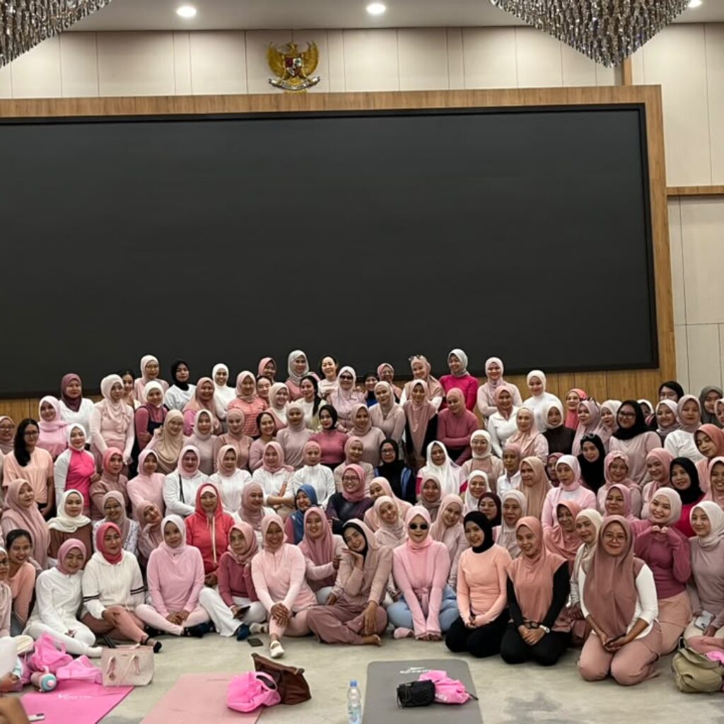 150 PECINTA YOGA PADATI “IN DOOR YOGA : FLOW TO GLOW” DI MYZE HOTEL SUMENEP by ARTOTEL