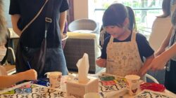Asyik Melukis Batik! Ascott Waterplace Surabaya Ajak Anak Mengenal Budaya Lewat Kreasi Tote Bag
